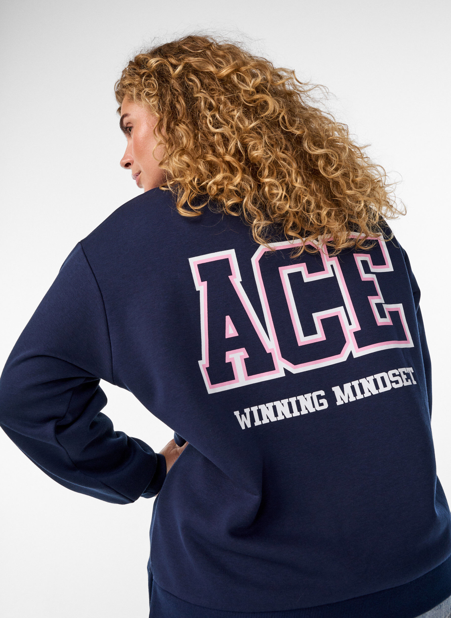 Zizzi Collegepaita n&auml;ytt&auml;v&auml;ll&auml; printill&auml; hihoissa ja sel&auml;ss&auml;, Sininen, Model image number 3