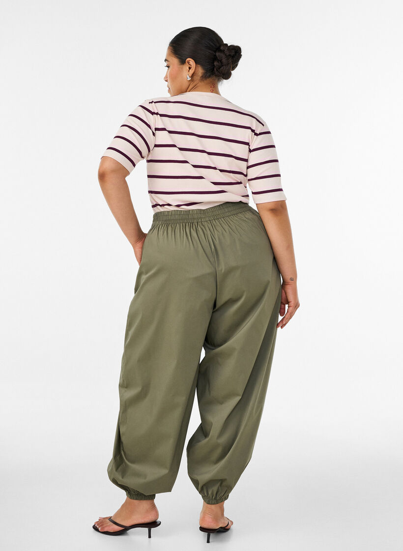 Ilmapallohousut taskuilla ja joustavalla vy&ouml;t&auml;r&ouml;ll&auml;, Vihre&auml;, Model image number 1