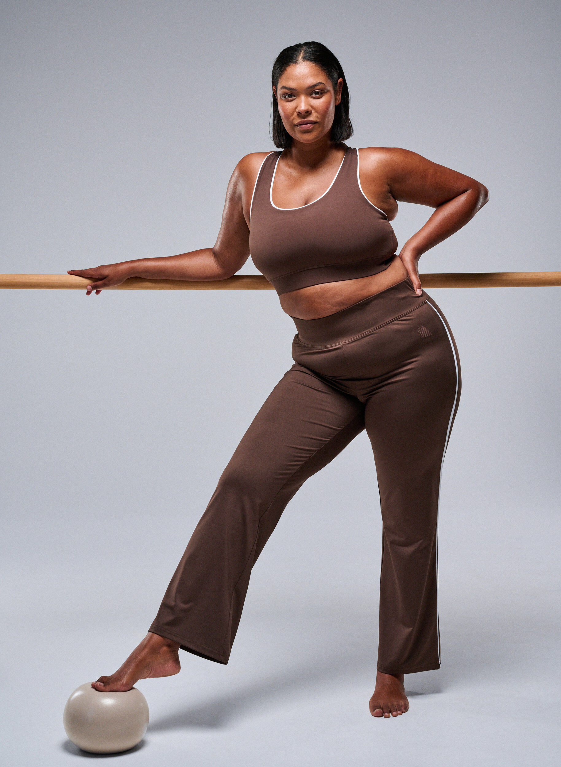 Zizzi Leve&auml;lahkeiset treenihousut kontrastiv&auml;risill&auml; tereill&auml;, Ruskea, Image image number 0