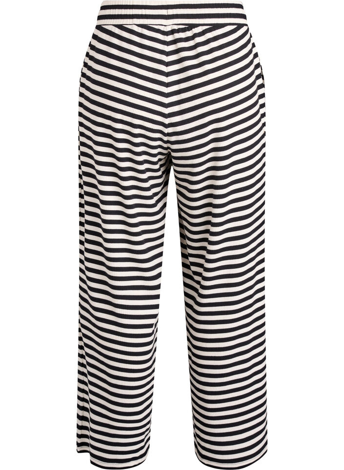 Raidalliset pyjamahousut korkealla vy&ouml;t&auml;r&ouml;ll&auml; ja leveill&auml; lahkeilla, Musta, Packshot image number 1