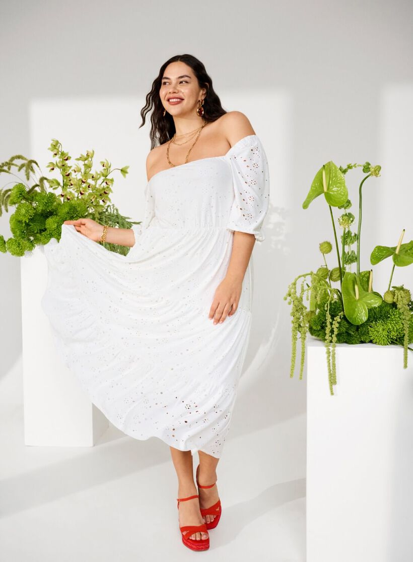 Valkoinen mekko, jossa on pitsisiä yksityiskohtia, , Model, 2