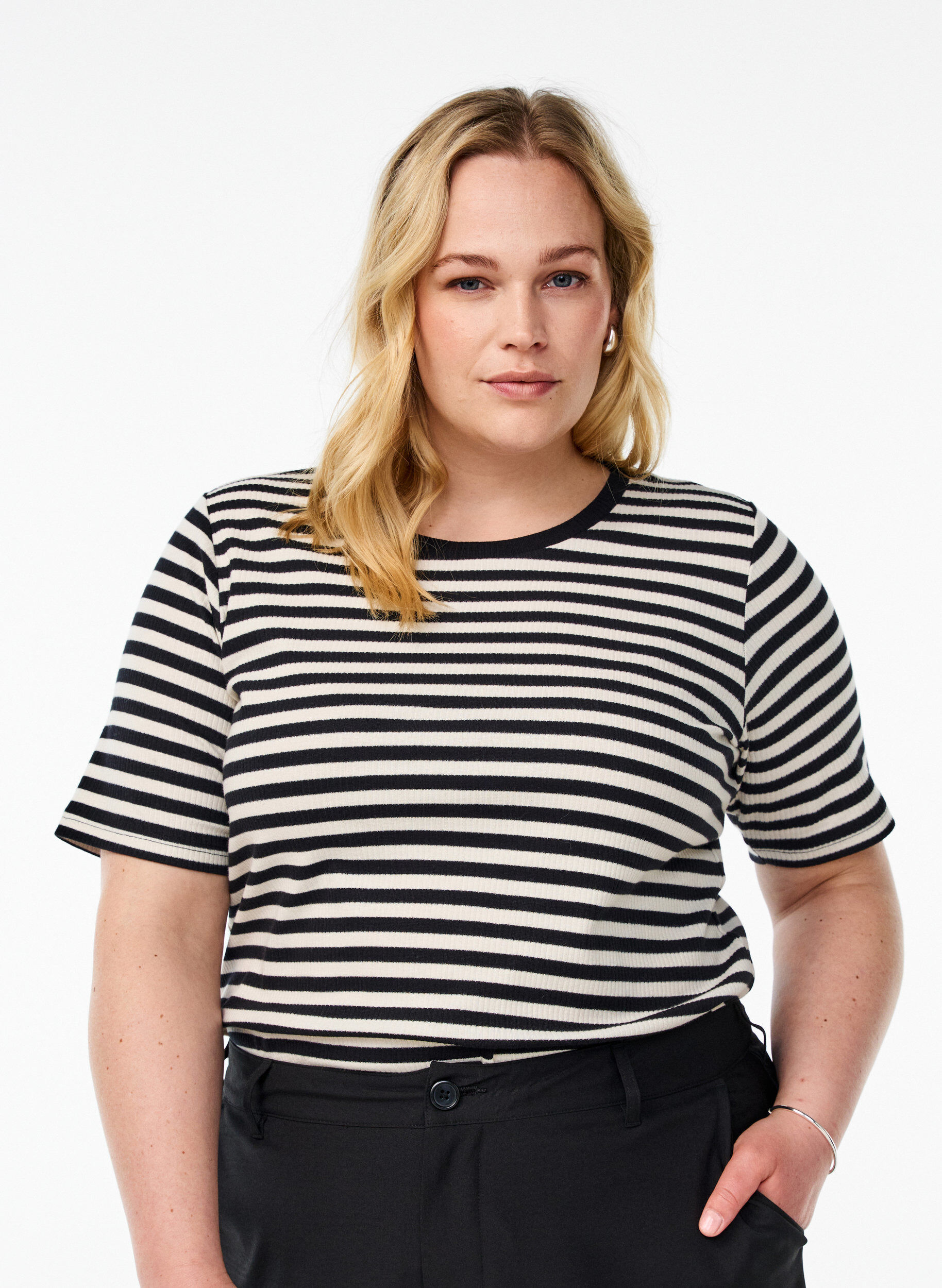 Raidallinen ribattu T-paita, Musta, Model