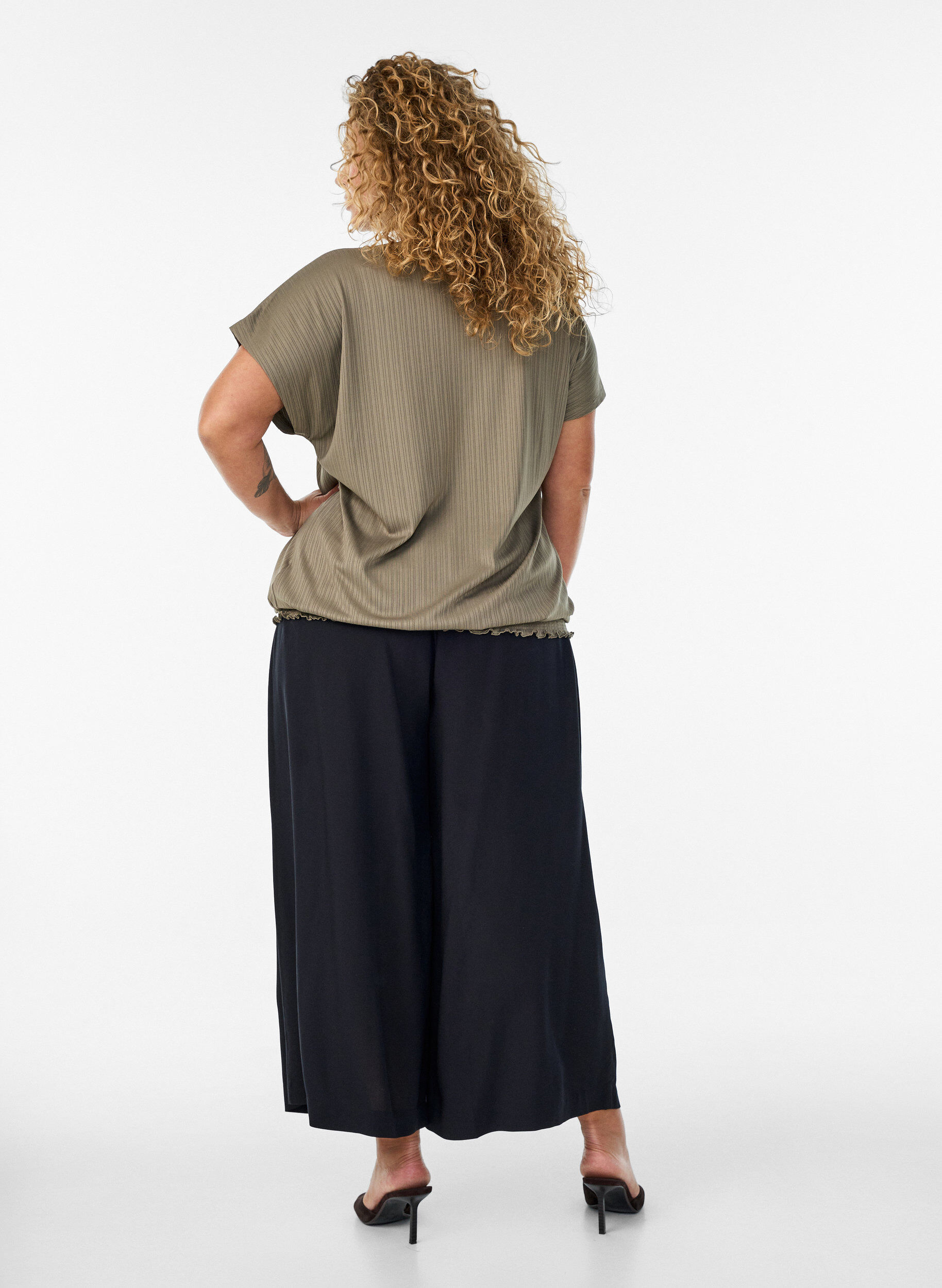ZizziCulotte-housut viskoosista, korkealla vy&ouml;t&auml;r&ouml;ll&auml; ja leveill&auml; lahkeilla, Musta, Model image number 1