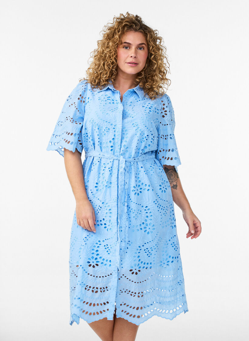 Paitamekko brodeerattua broderie anglaise -kangasta vy&ouml;ll&auml;, Sininen, Model image number 0
