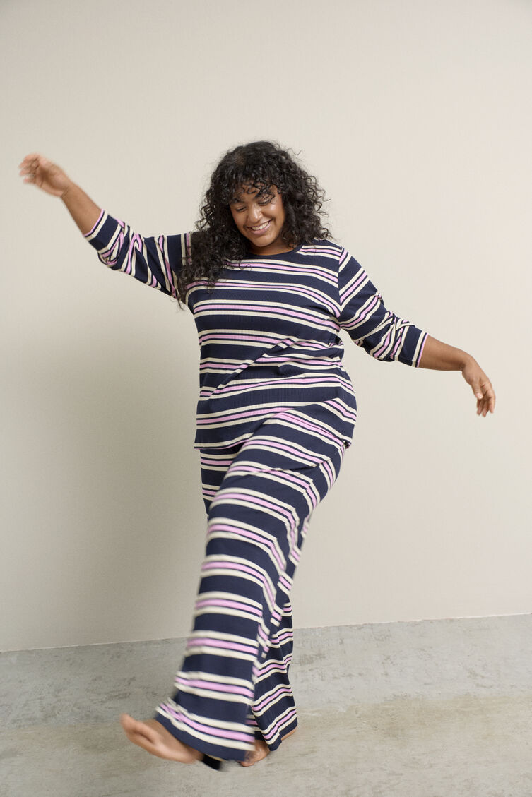 Y&ouml;paita ribbineulosta, raidallinen, , Model