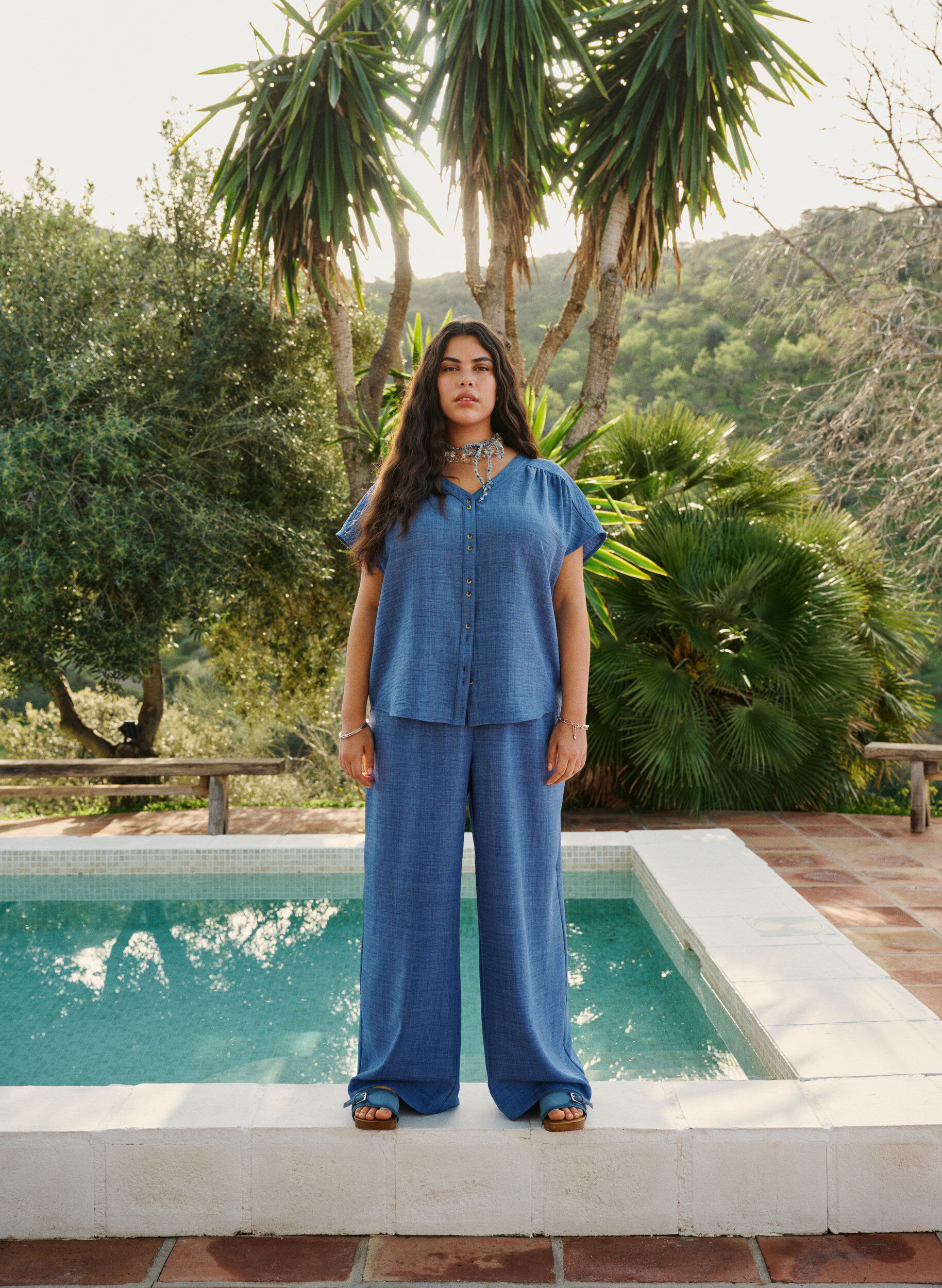 Zizzi V&auml;lj&auml;t housut, joissa on joustava vy&ouml;t&auml;r&ouml;nauha ja taskut., Sininen, Image image number 0