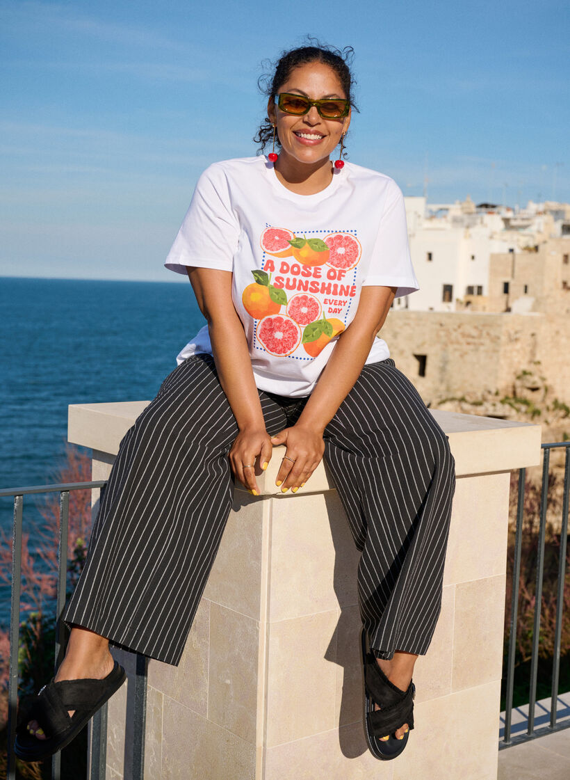 Väljät housut, joissa on korkea vyötärö ja taskut., Musta, Image image number 0