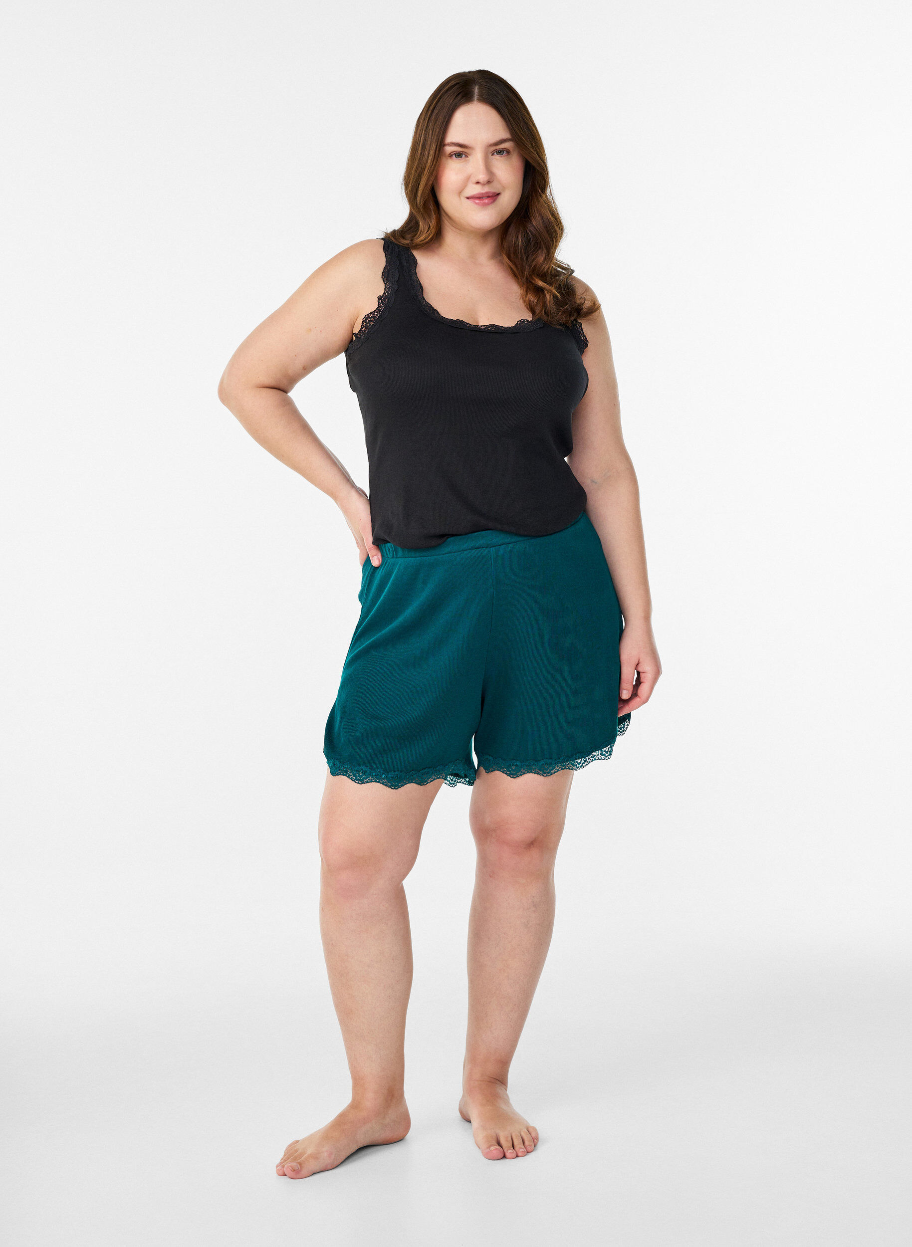 Zizzi Rennot y&ouml;shortsit ribatulla tekstuurilla ja pitsisomisteilla, Vihre&auml;, Model image number 1