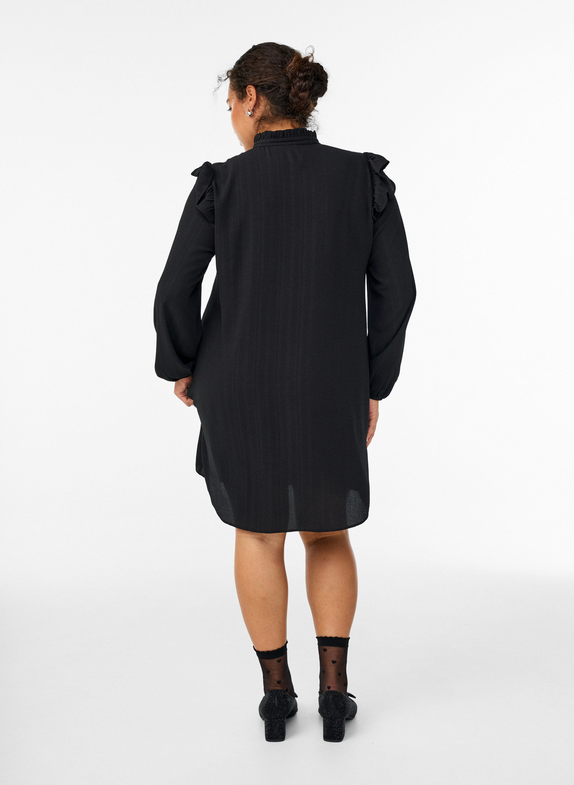 ZizziLyhyt mekko r&ouml;yhel&ouml;ill&auml; ja kimalteella, Musta, Model image number 2