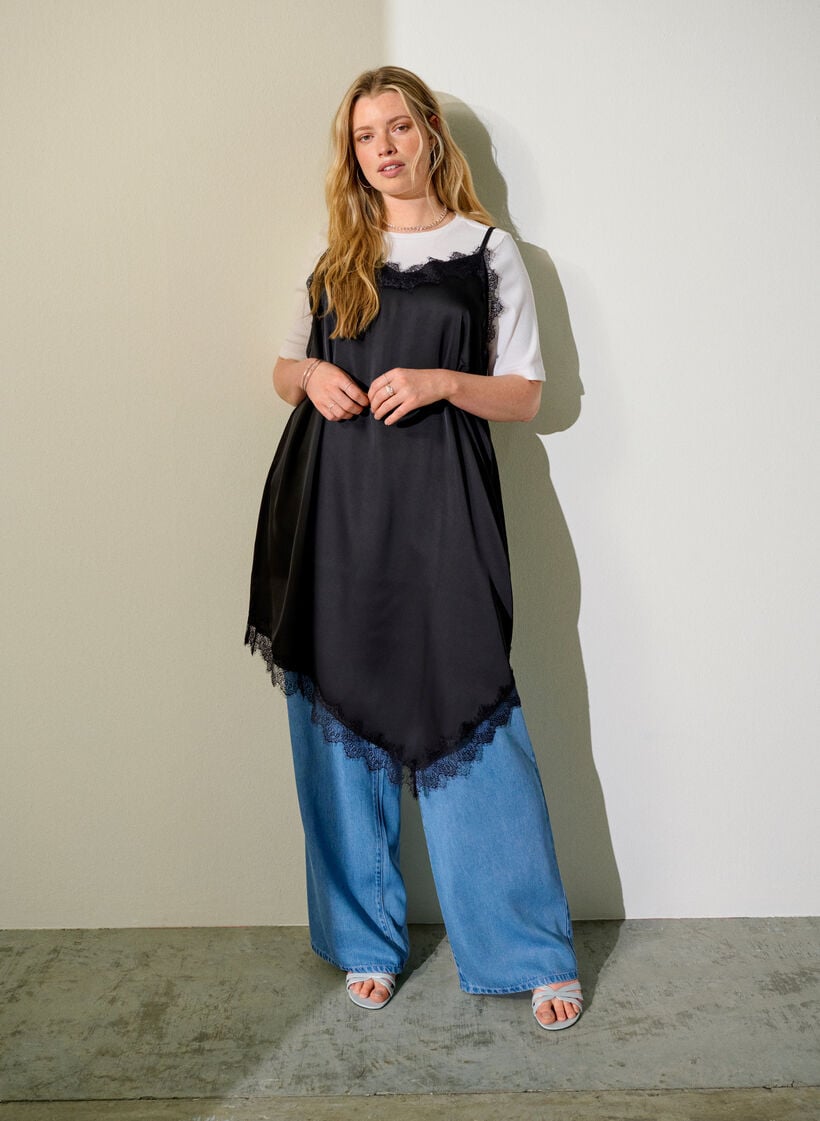 Satiinilook-mekko pitsireunuksella, Musta, Image image number 0