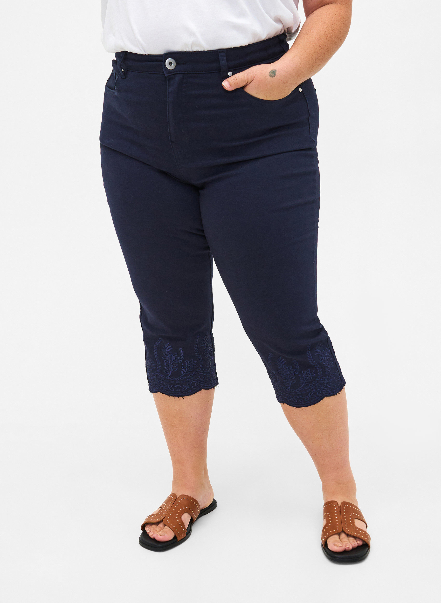 Zizzi Korkeavy&ouml;t&auml;r&ouml;iset v&auml;lj&auml;t polvihousut englantilaisella kirjailulla, Night Sky, Model image number 2