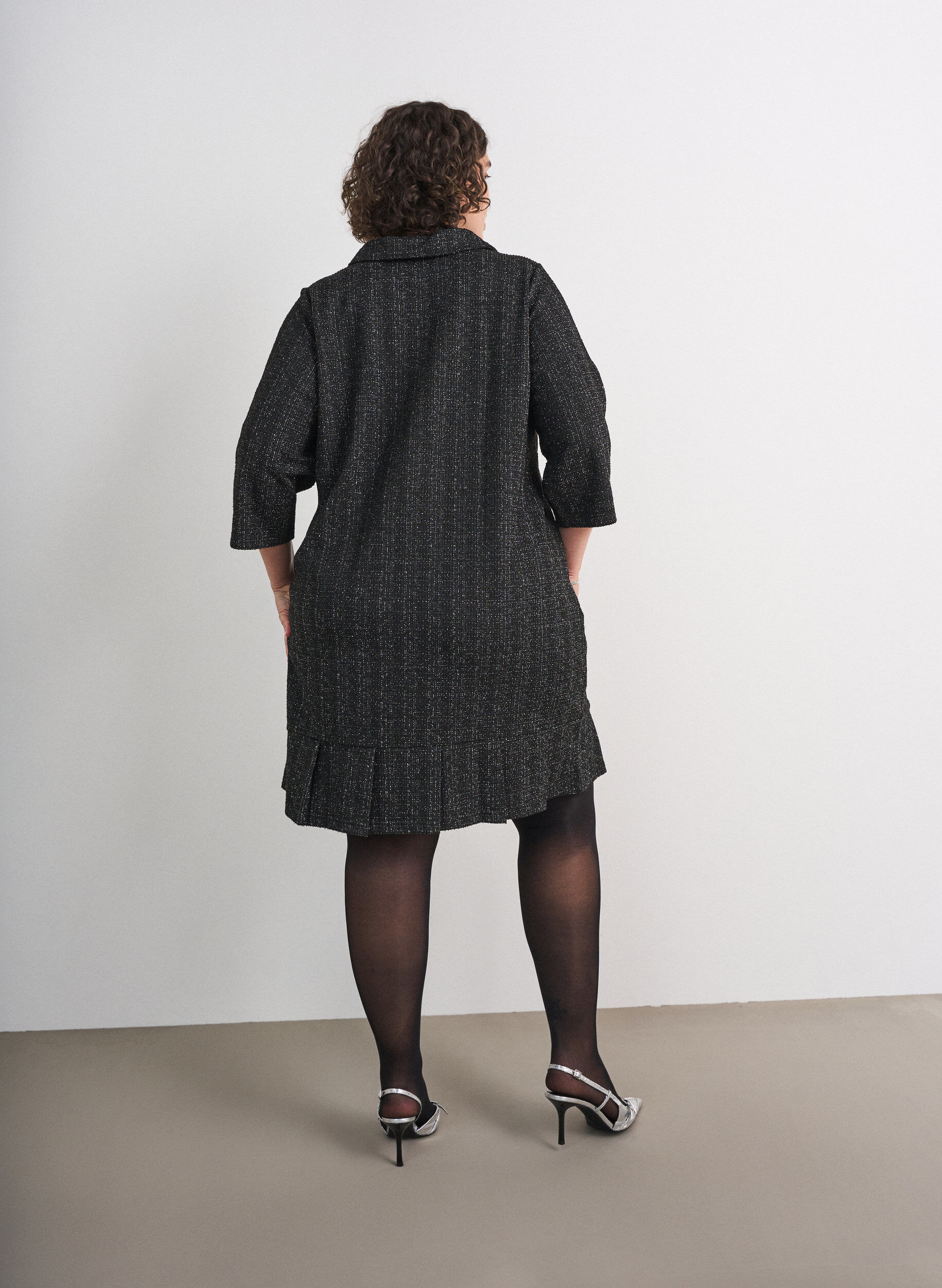 ZizziLyhyt boucl&eacute;-mekko koristeellisilla napeilla, Musta, Model image number 2