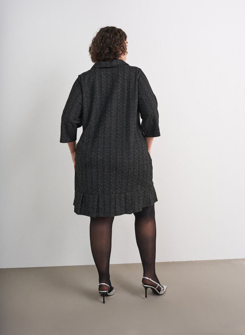Lyhyt boucl&eacute;-mekko koristeellisilla napeilla, Musta, Model image number 2