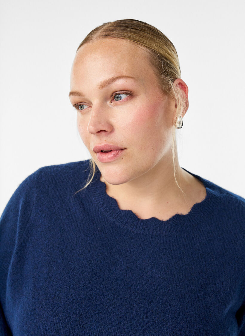 Aaltoilevareunainen neulepusero, Sininen, Model image number 3
