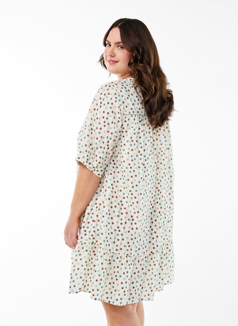 Lyhyt viskoosimekko pitsisomisteella ja A-linjaisella leikkauksella, Valkoinen, Model image number 2