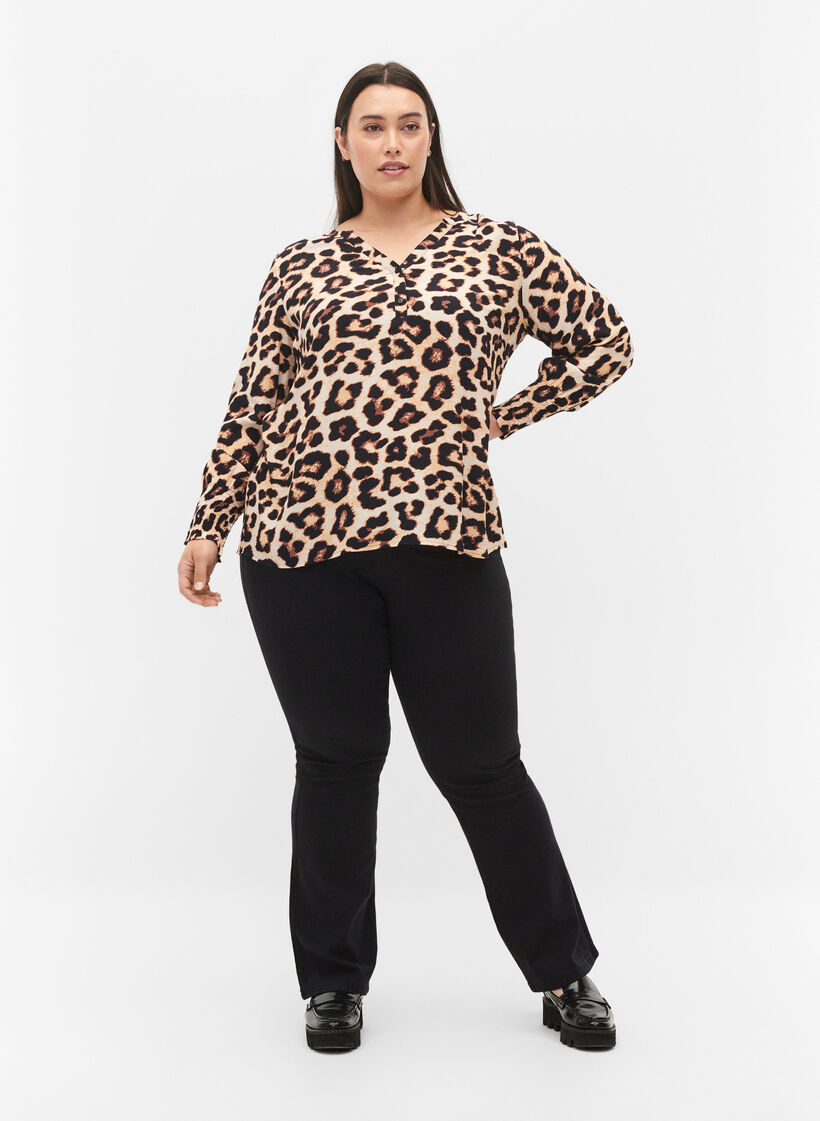 Viskoosipusero kuosilla ja snokkirypytyksellä, Leo AOP, Model image number 2