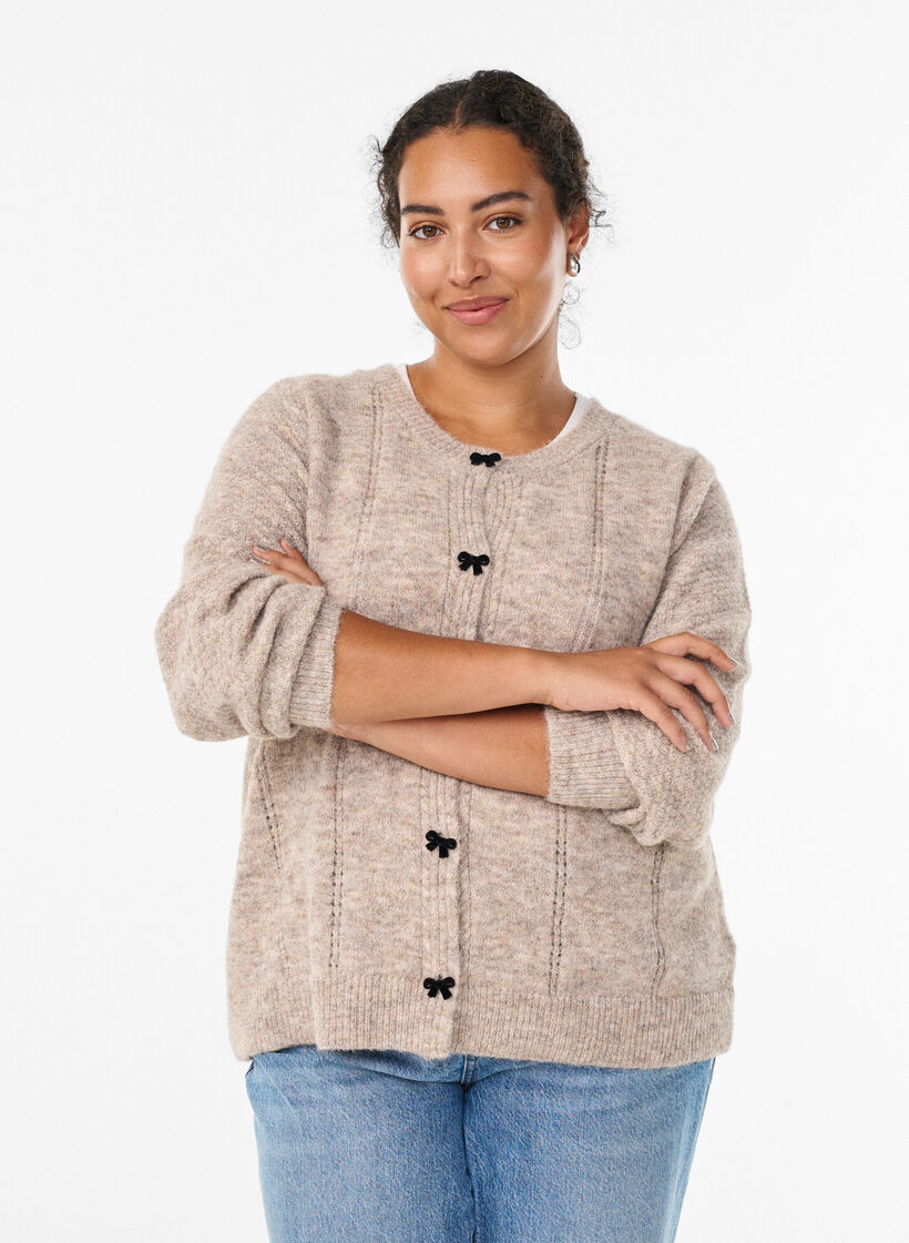 Neuletakki rusetinapeilla ja avoneulekuviolla, Beige, Model image number 0