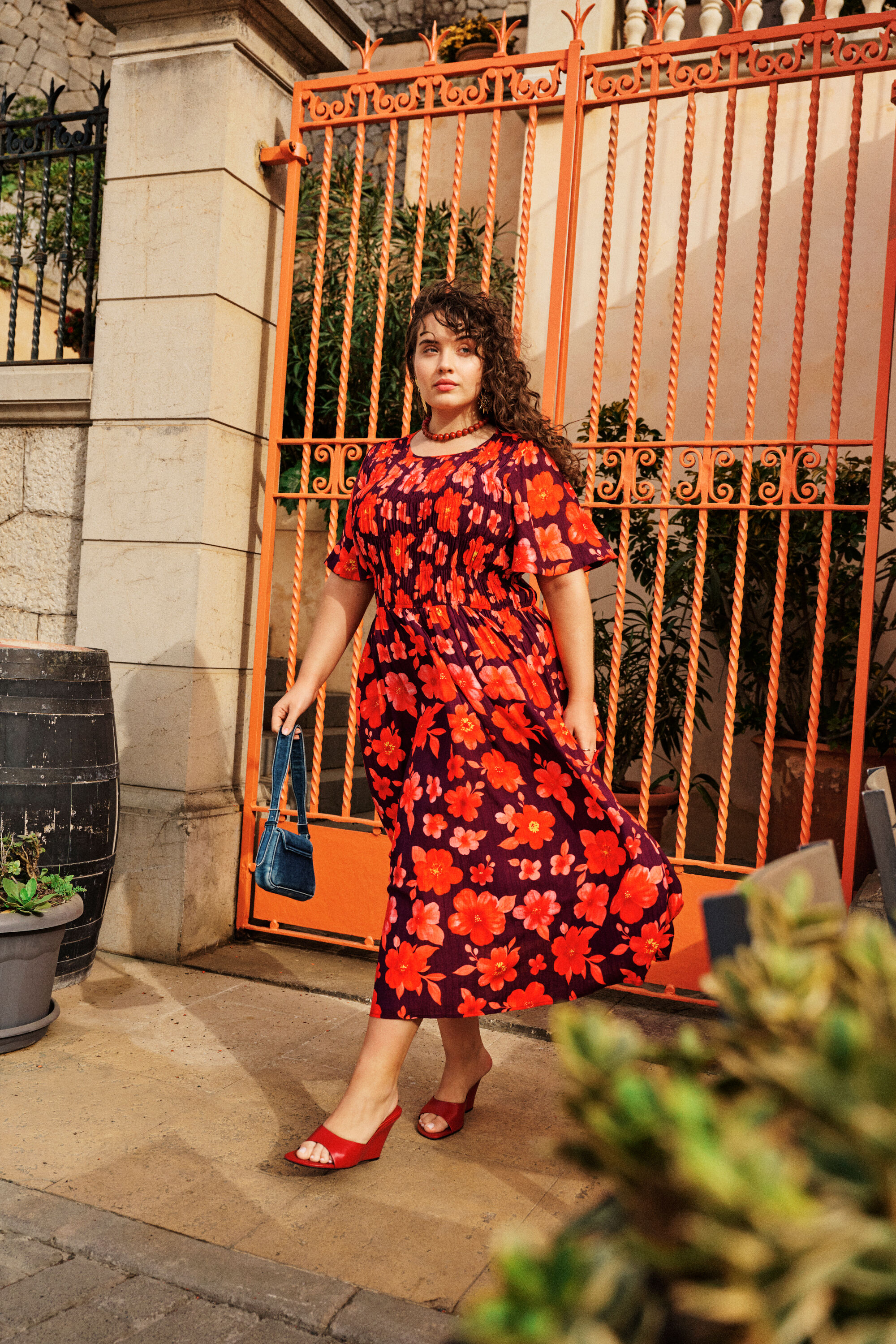 ZizziKukkaloistoa punaisessa, , Model