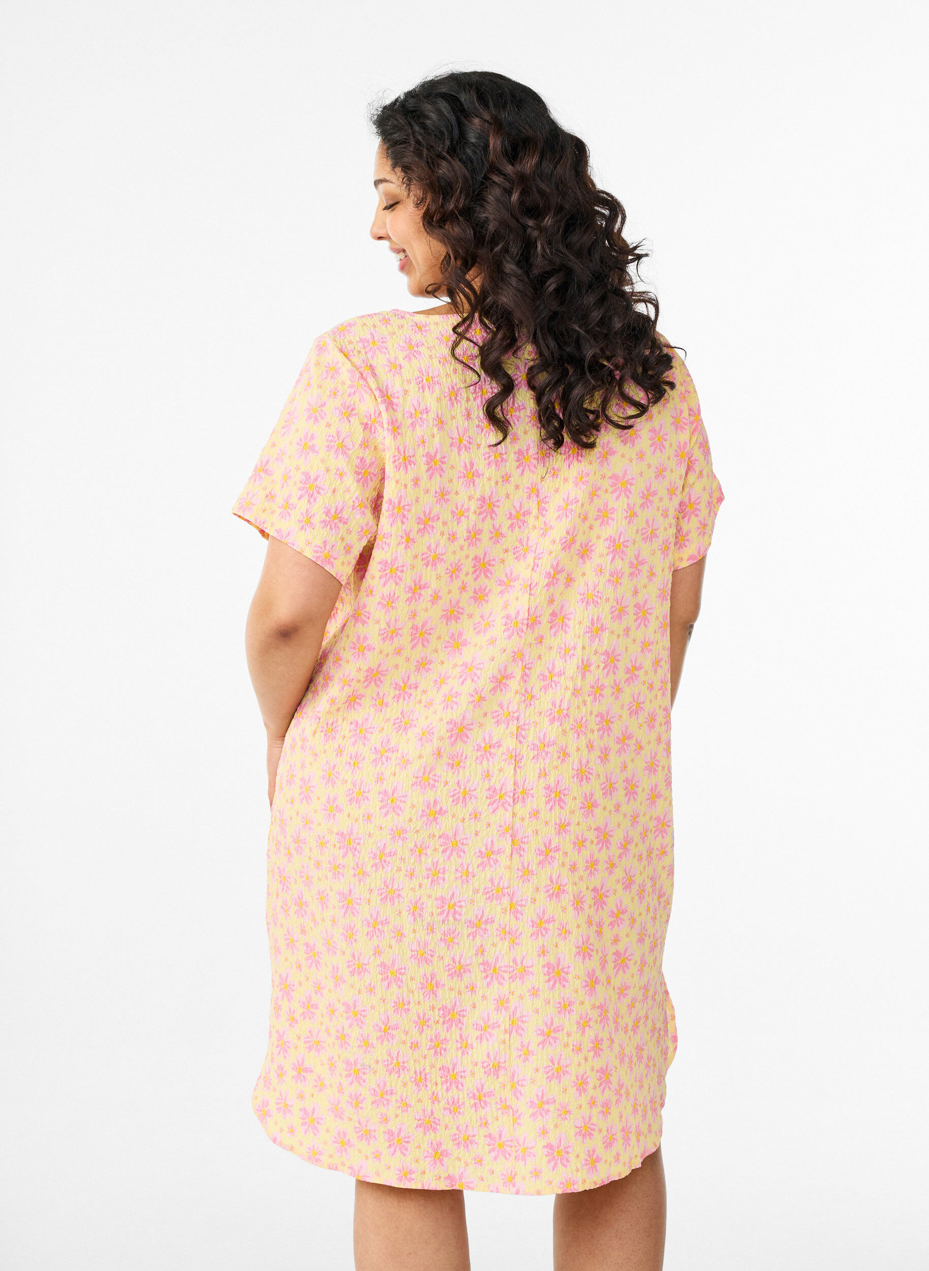 ZizziLyhyt mekko, jossa on ryppyinen pinta ja lyhyet hihat, Keltainen, Model image number 2