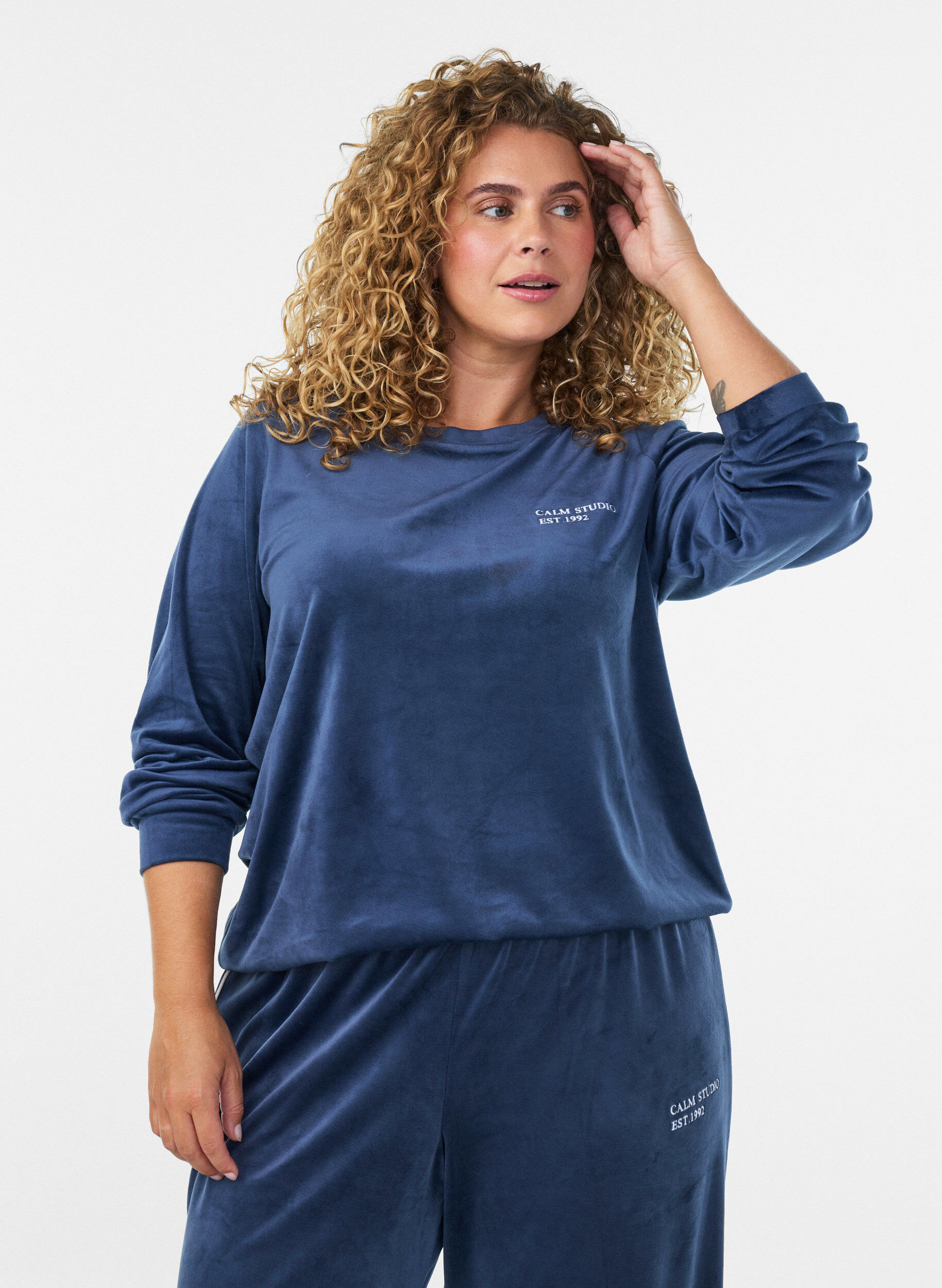 ZizziVelourpusero kirjailulla tekstill&auml;, Sininen, Model image number 0