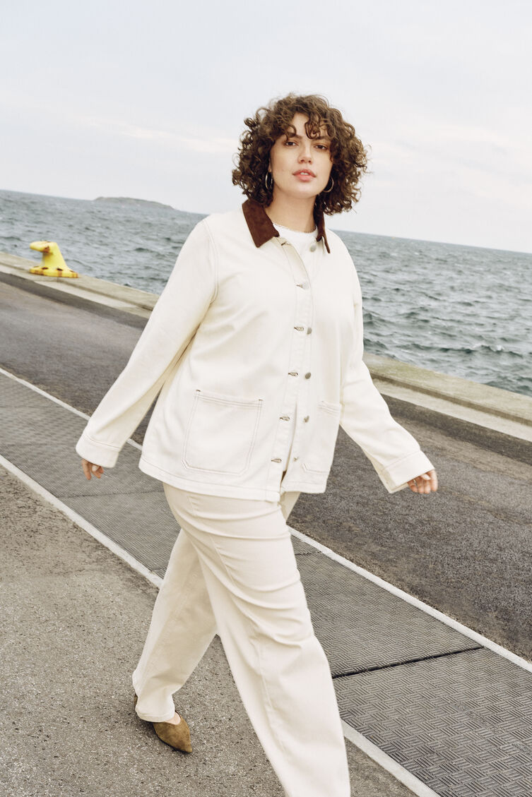 V&auml;rillinen denimtakki, jossa on kontrastinen kaulus, , Model