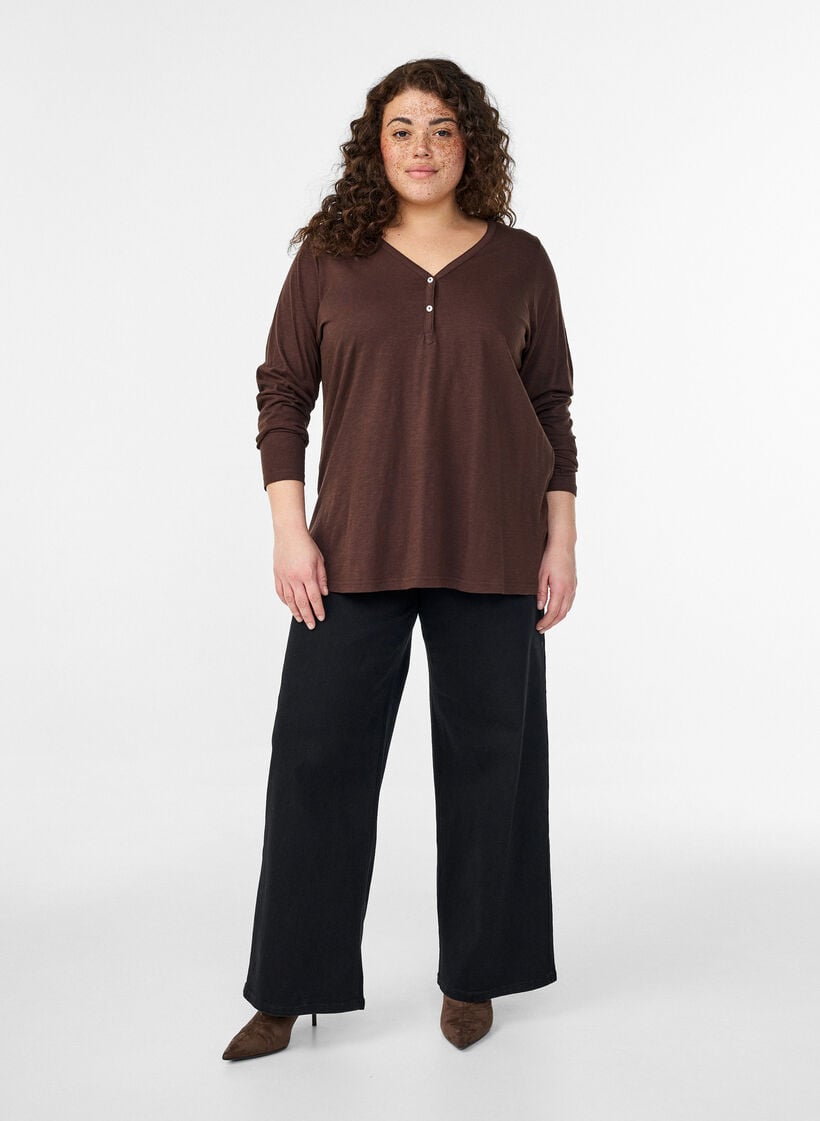 Pitk&auml;hihaisen t-paita, jossa on V-p&auml;&auml;ntie ja napit, Ruskea, Model image number 1