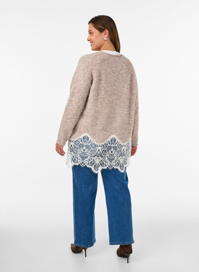 Neulottu pusero raglanhihoilla ja leve&auml;ll&auml; pitsireunuksella, Beige, Model image number 2