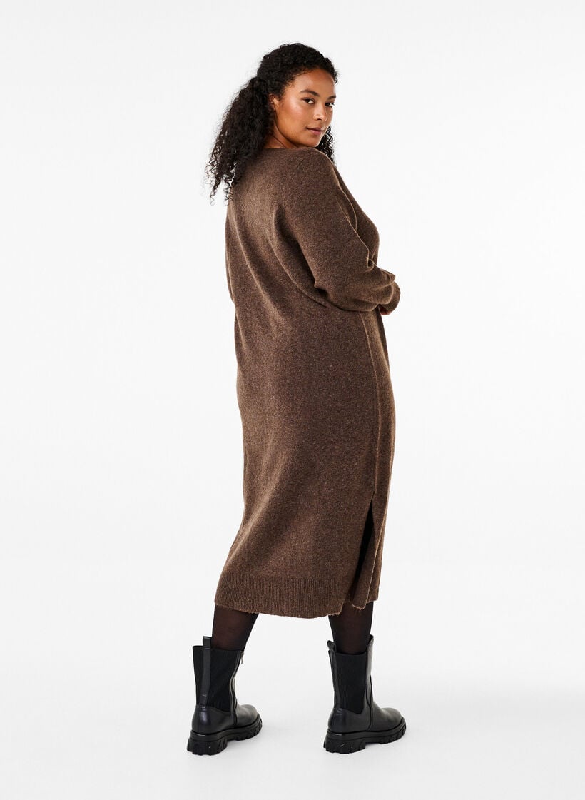 Pitk&auml;hihainen neulemekko, jossa on V-p&auml;&auml;ntie, Ruskea, Model image number 1