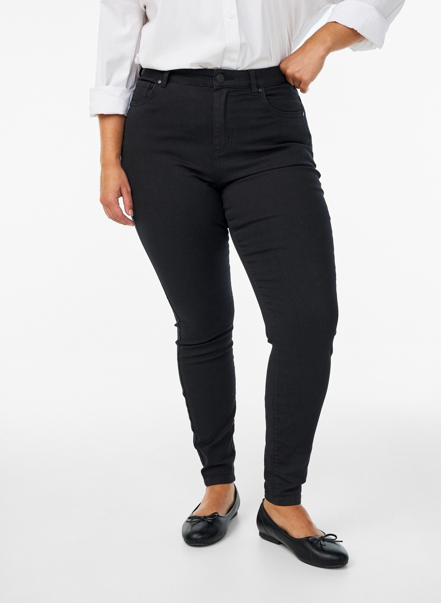 ZizziAmy korkea vy&ouml;t&auml;r&ouml;iset super slim fit -farkut, Musta, Model image number 2