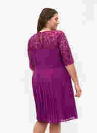 Lyhythihainen mekko pitsiyläosalla, Grape Juice, Model