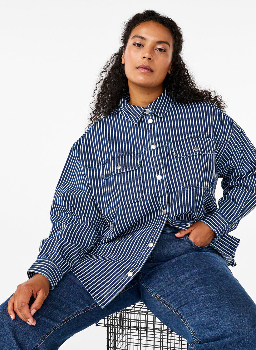 Raidallinen farkkupaita, jossa on rintataskut., Blue Denim Stripe, Model image number 2