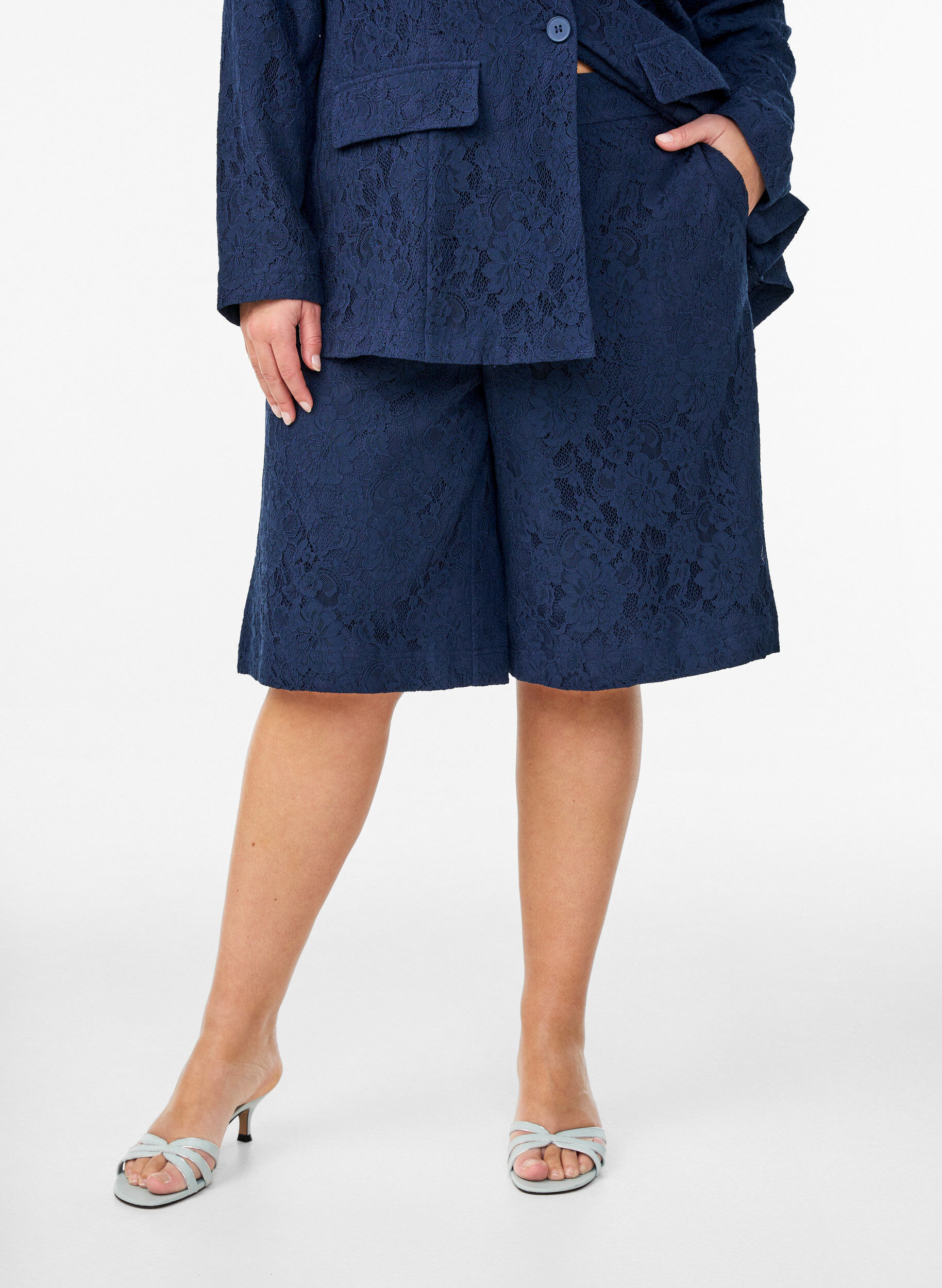 Zizzi Korkeavy&ouml;t&auml;r&ouml;iset pitsi-bermudashortsit, Sininen, Model image number 3