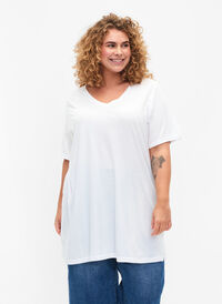 Yksivärinen oversize t-paita v-pääntiellä, Bright White, Model