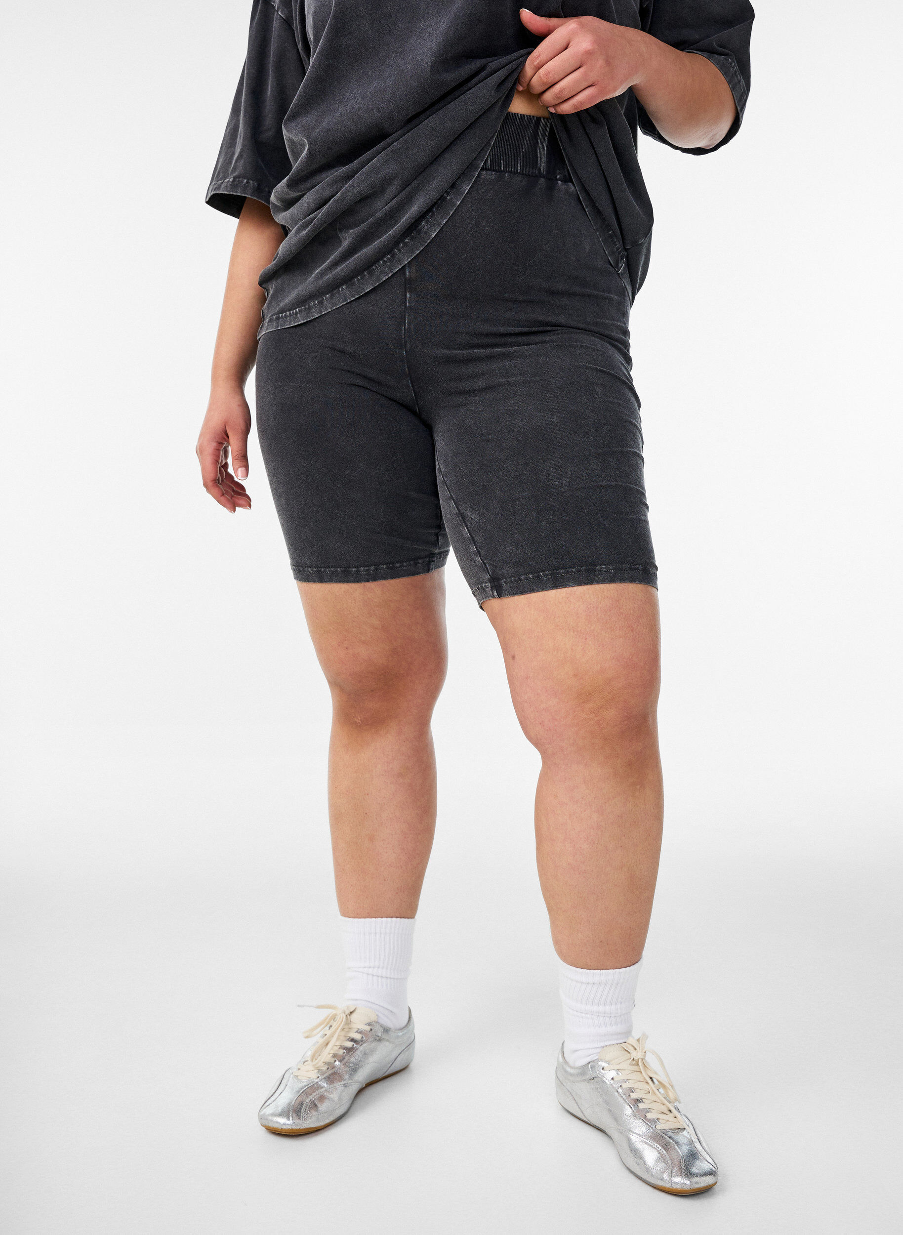 Zizzi Istuvat jersey-shortsit pestyll&auml; lookilla, Musta, Model image number 3
