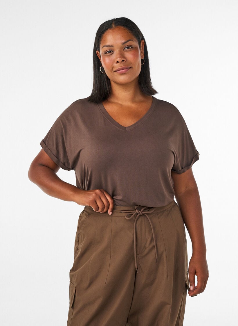 Perus V-p&auml;&auml;ntie T-paita viskoosista, Ruskea, Model image number 0