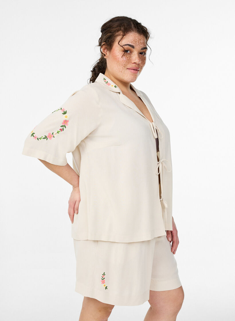 Rentoistuvaiset pyjamashortsit viskoosista korkealla vy&ouml;t&auml;r&ouml;ll&auml;, Beige, Model image number 0