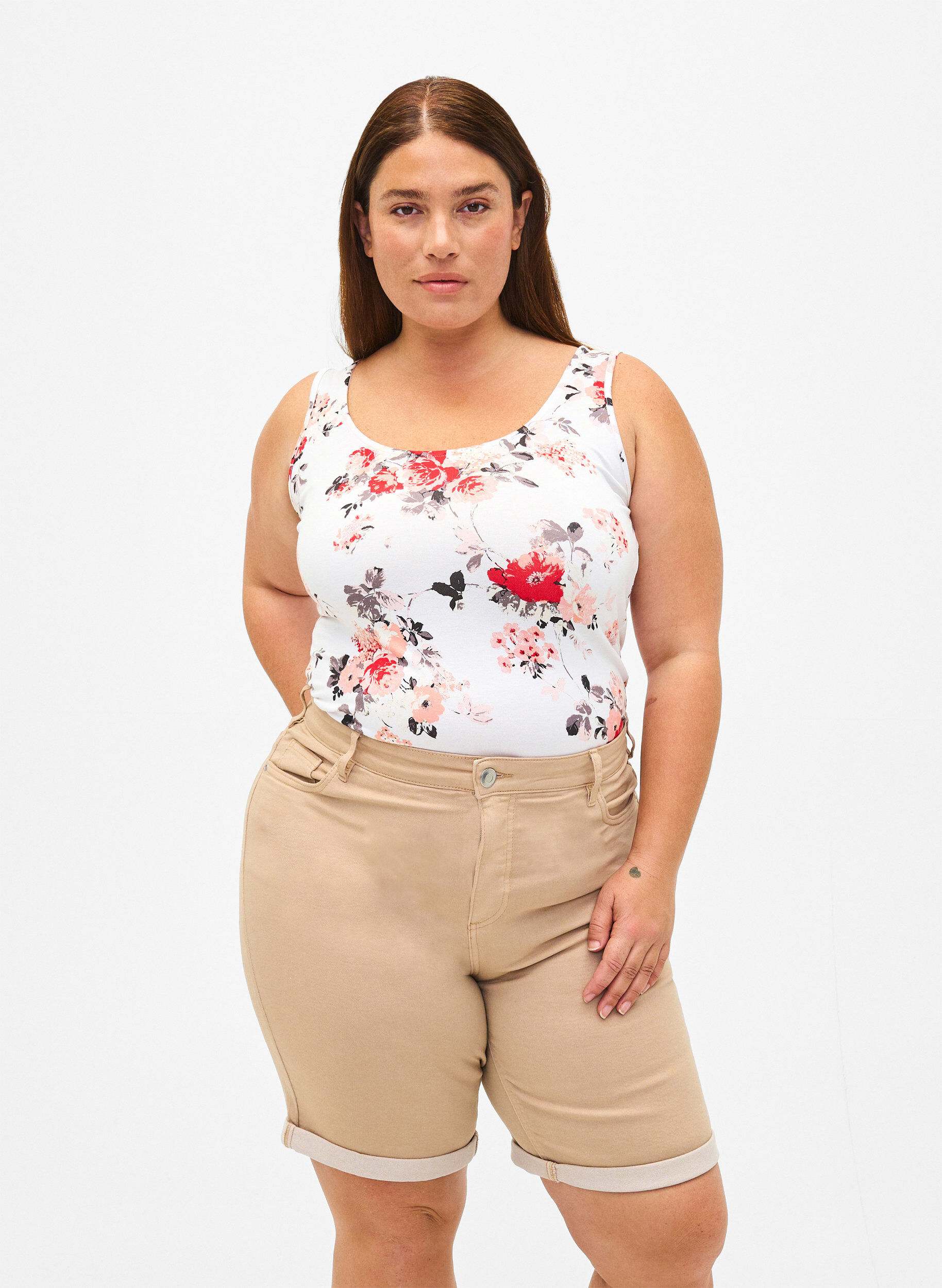 Zizzi Tyk&ouml;istuvat farkkushortsit korkealla vy&ouml;t&auml;r&ouml;ll&auml;., Nomad, Model image number 0