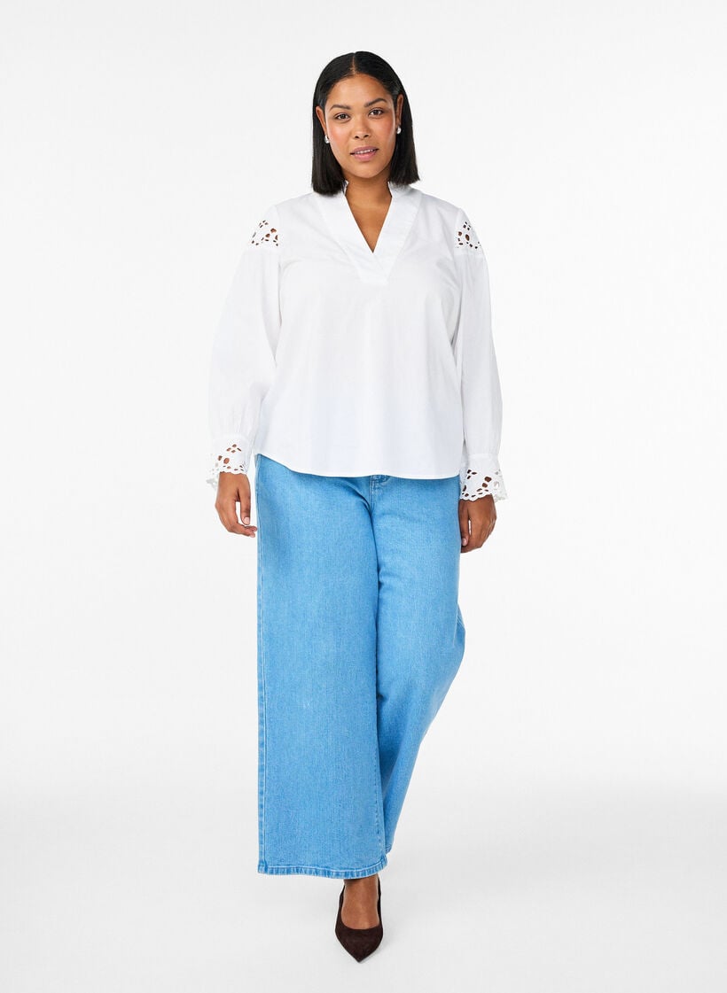 V-pääntiellinen pusero broderie anglaise -yksityiskohdilla, Valkoinen, Model