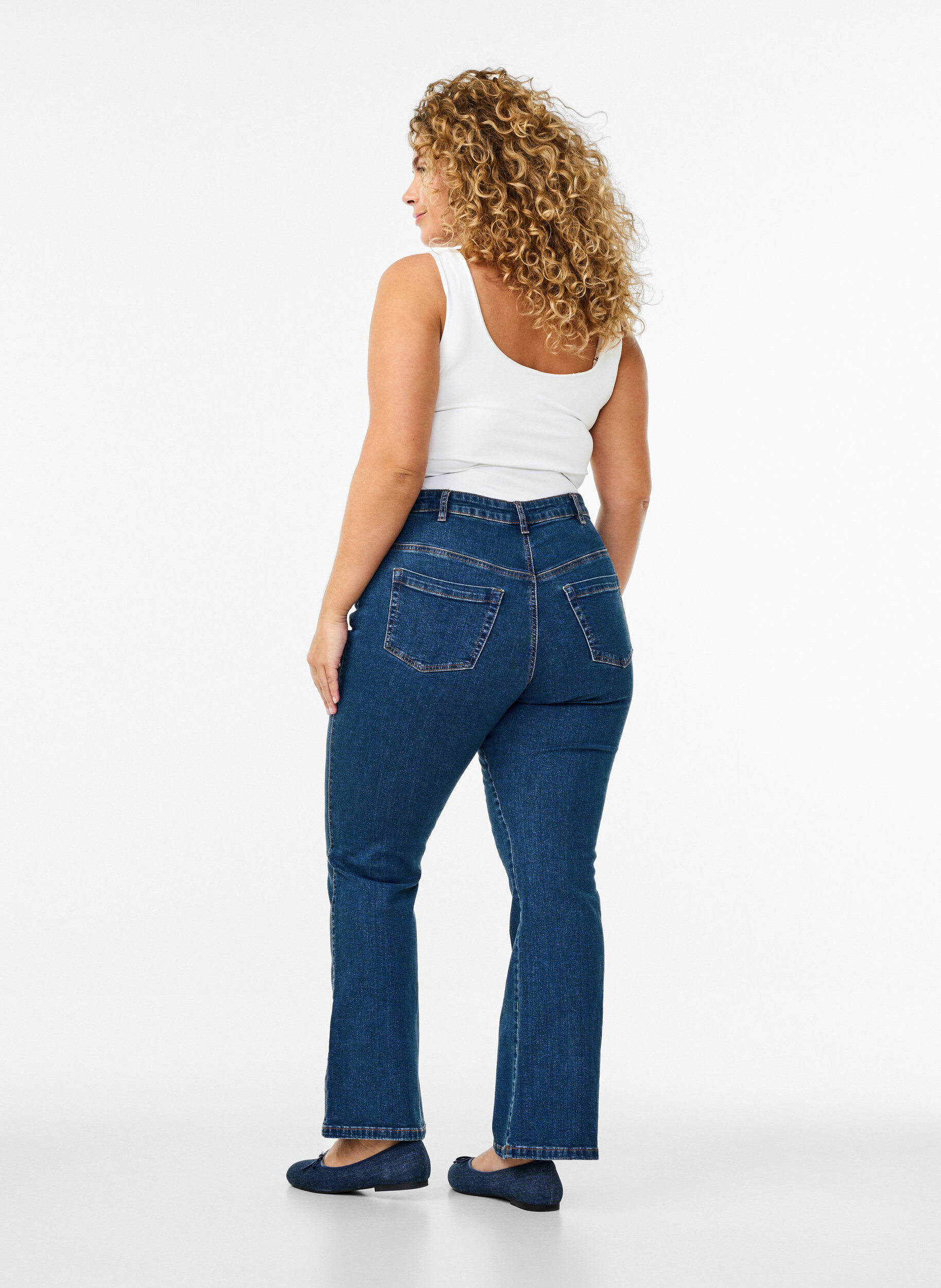 ZizziEllen bootcut -farkut korkealla vy&ouml;t&auml;r&ouml;ll&auml;, Sininen, Model image number 1