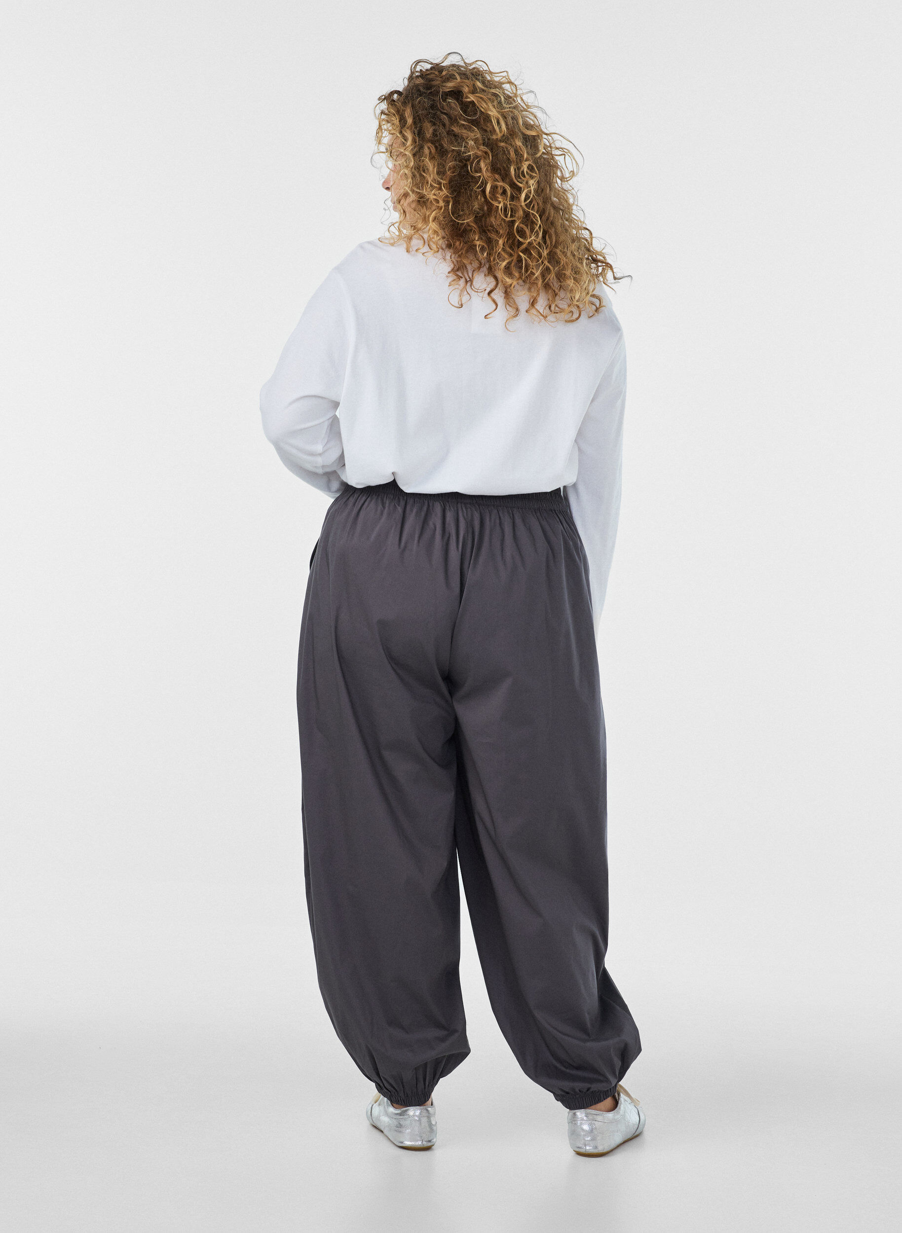 ZizziIlmapallohousut taskuilla ja joustavalla vy&ouml;t&auml;r&ouml;ll&auml;, Harmaa, Model image number 1