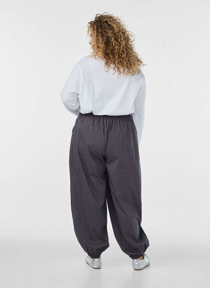 Ilmapallohousut taskuilla ja joustavalla vy&ouml;t&auml;r&ouml;ll&auml;, Harmaa, Model image number 1