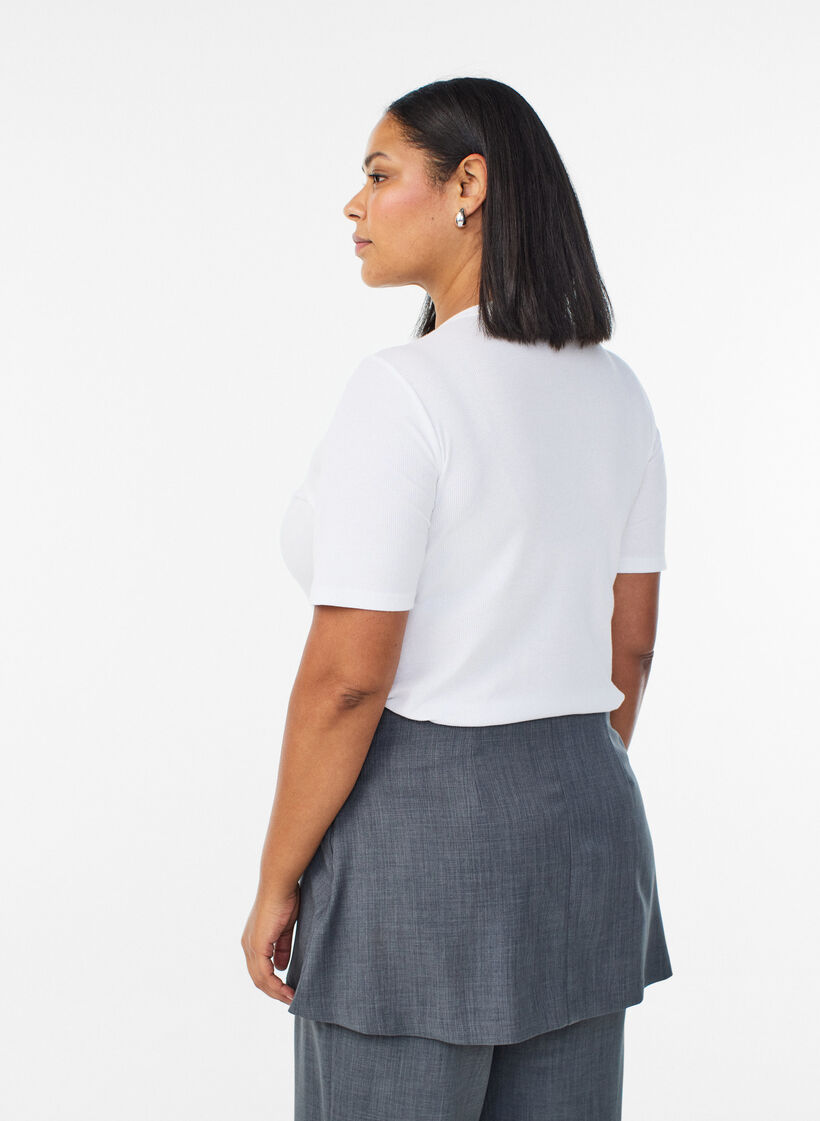 Perus ribattu T-paita py&ouml;re&auml;ll&auml; p&auml;&auml;ntiell&auml;, Valkoinen, Model image number 2