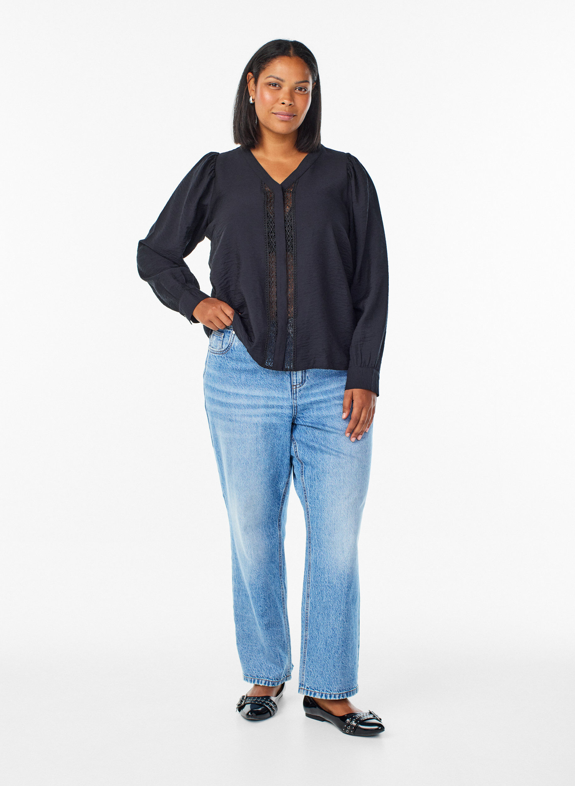 Zizzi V-p&auml;&auml;ntiell&auml; varustettu pusero, jossa on kirjailtuja nauhoja, Musta, Model image number 1