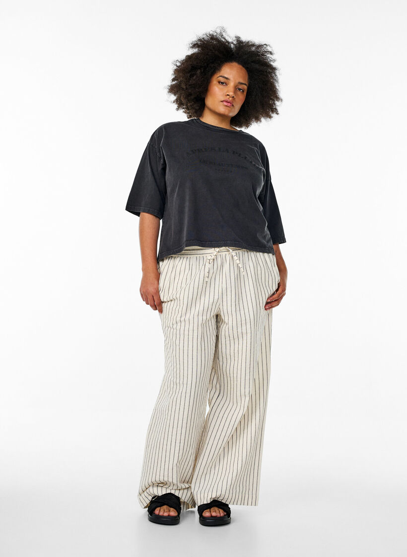 Lyhyt T-paita, jossa on rento istuvuus, Harmaa, Model image number 1