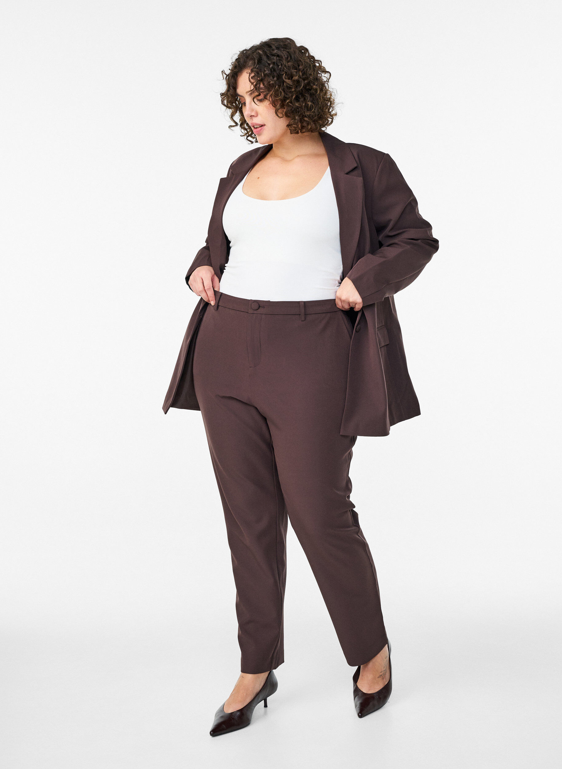Housut taskuilla ja suorilla lahkeilla, Ruskea, Model