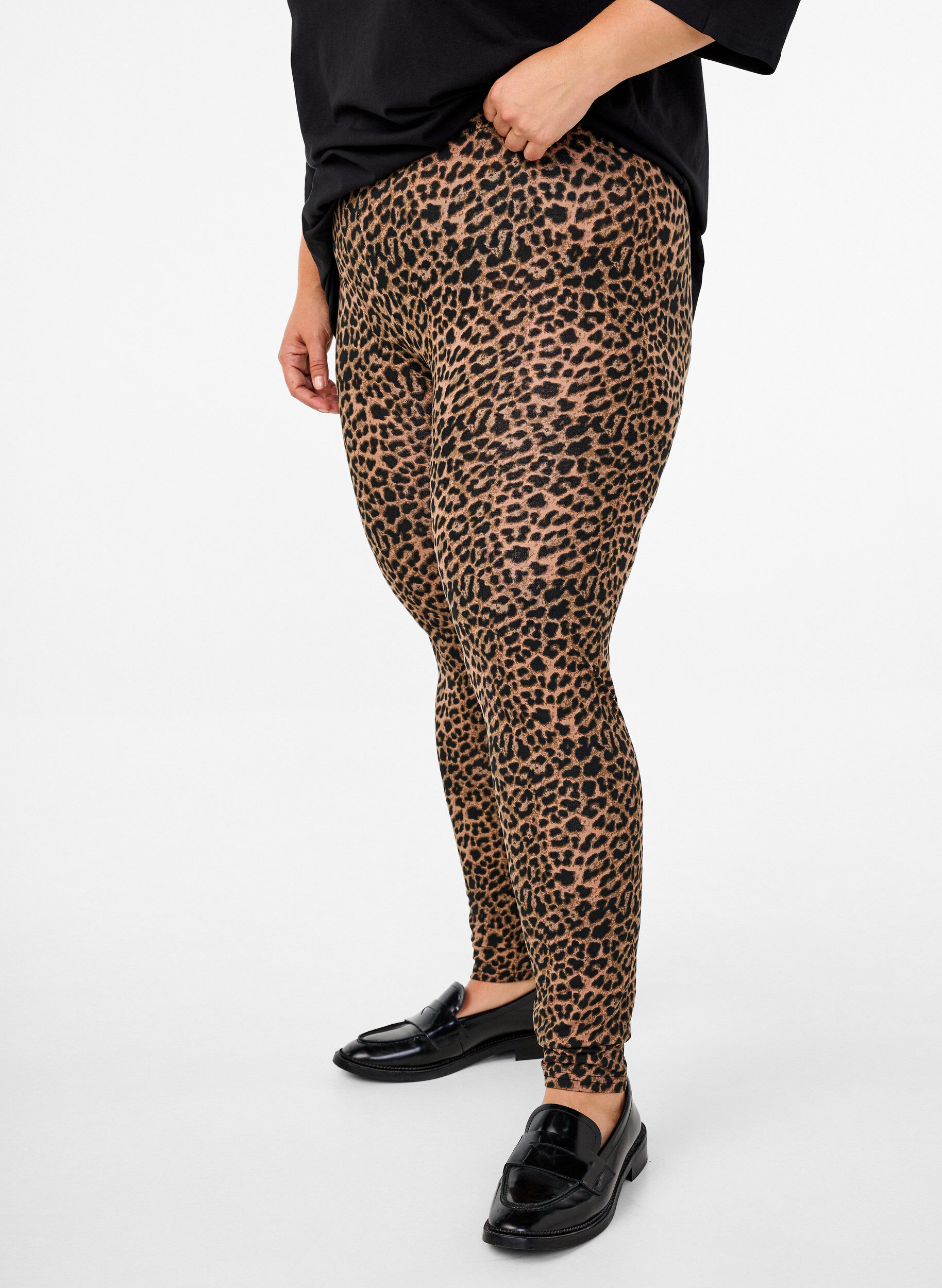 Zizzi Viskoosileggingsit leopardikuviolla, Musta, Model image number 0