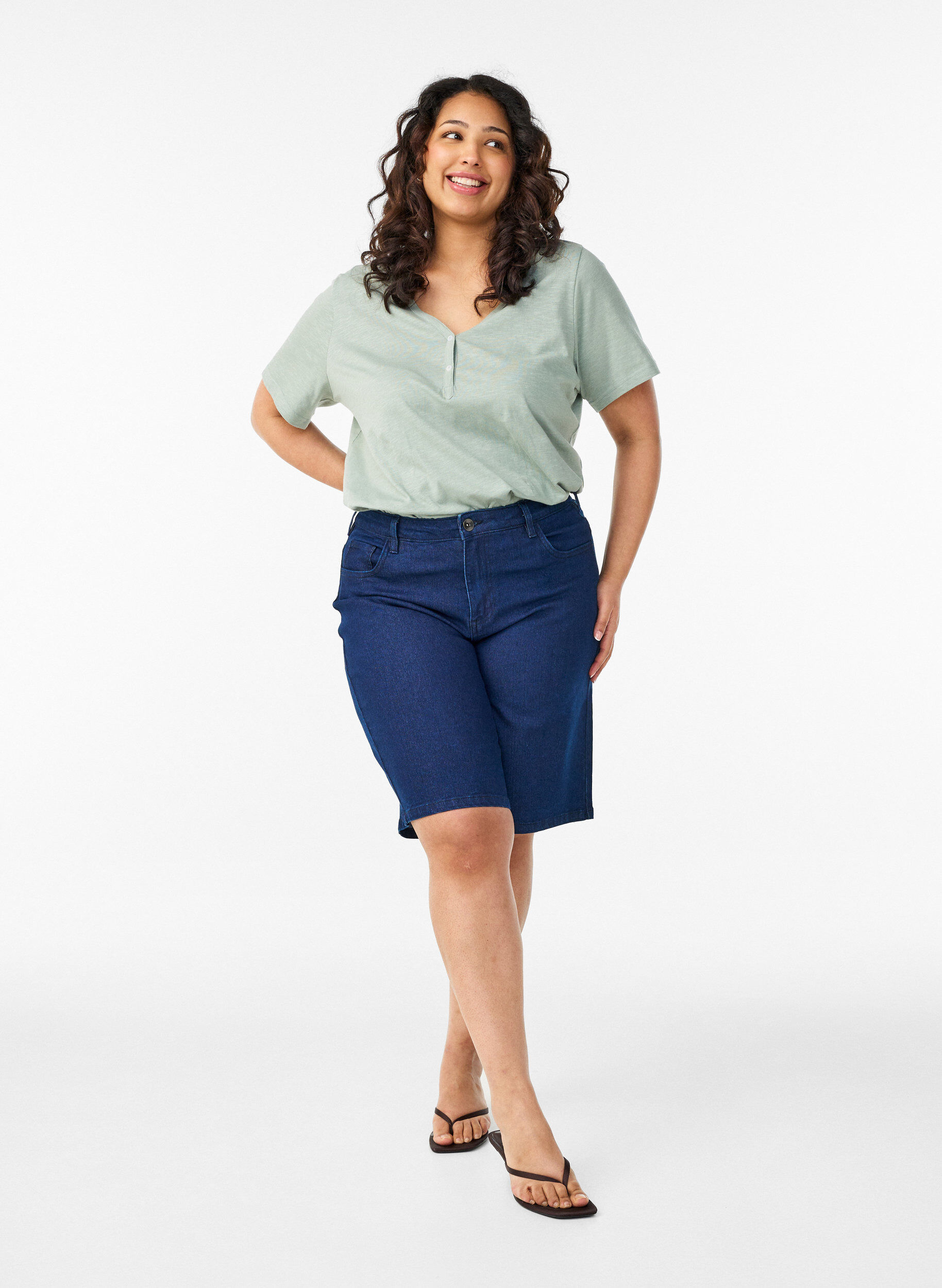 Zizzi T-paita nappiyksityiskohdilla, Vihre&auml;, Model image number 1