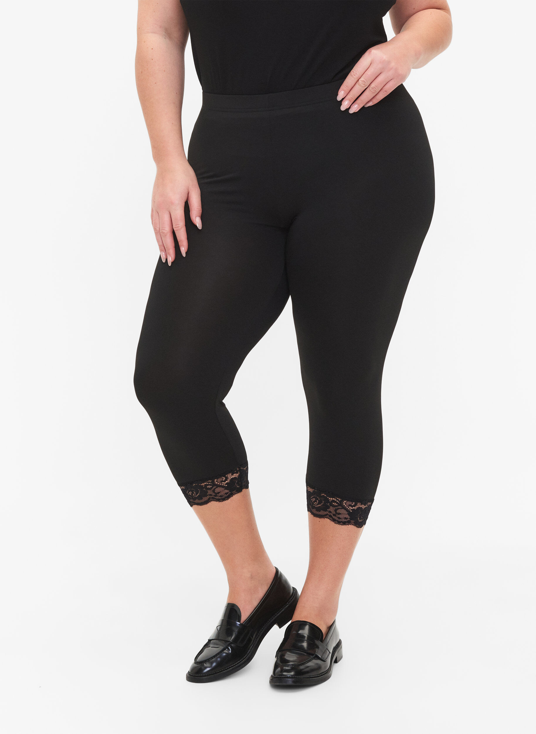 Zizzi 2 kpl 3/4-pituisia leggingsej&auml; pitsikantilla, Black / Black, Model image number 2