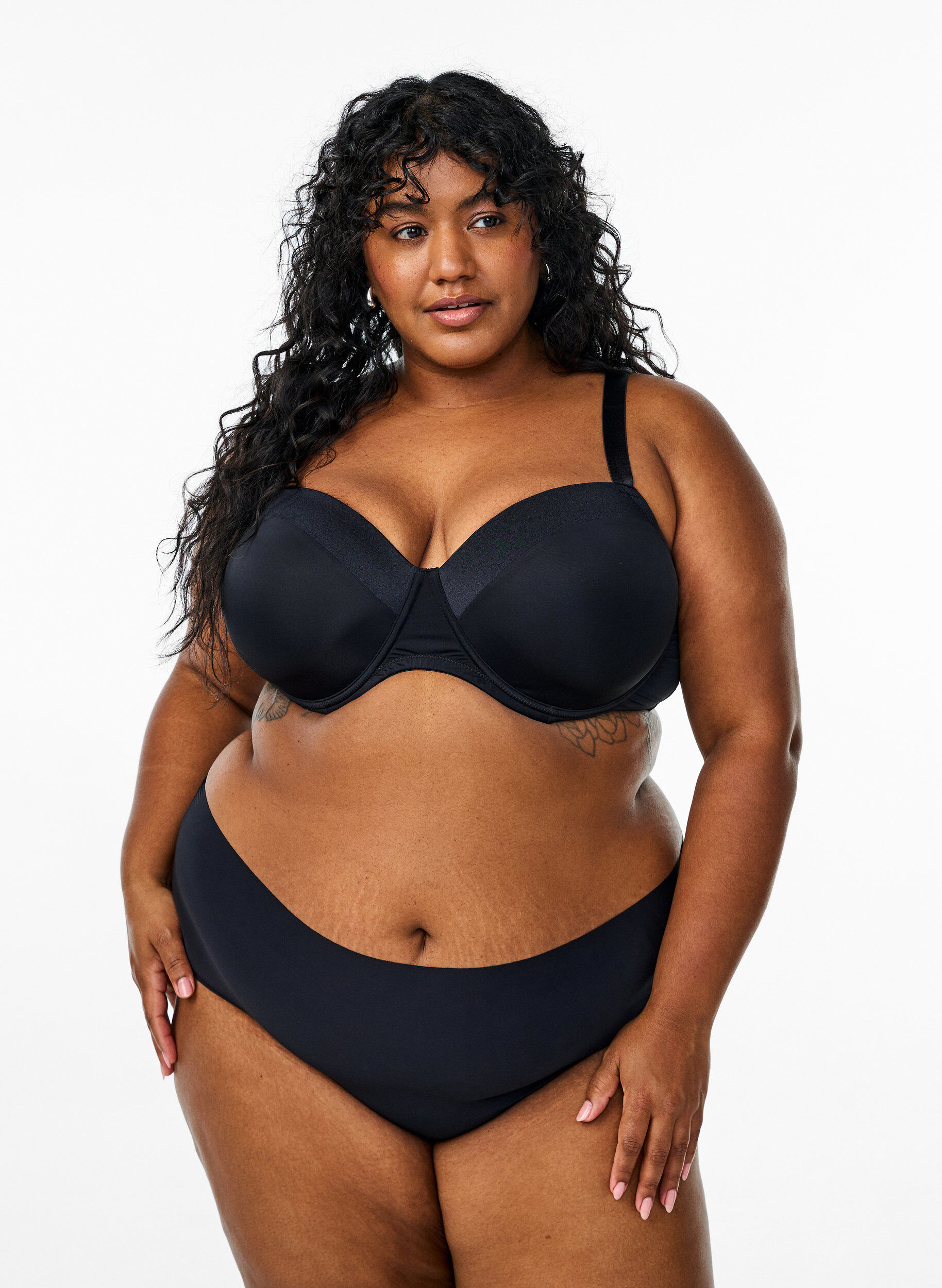 Zizzi Muotoillut mikrokuosirintaliivit satiiniyksityiskohdilla, Musta, Model image number 1