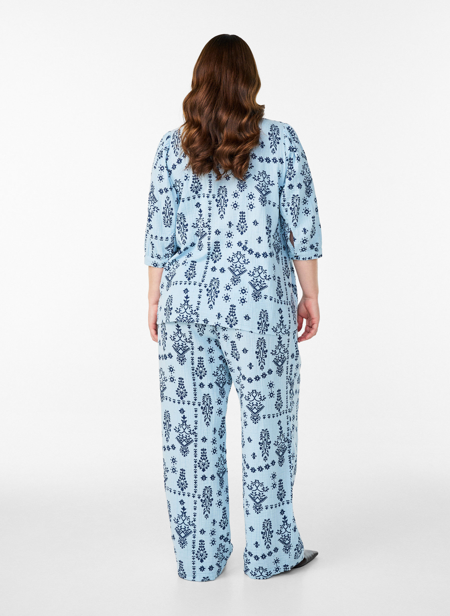 Zizzi Rento istuvuus -housut puuvillamusliinista pilkkukuviolla, Sininen, Model image number 1